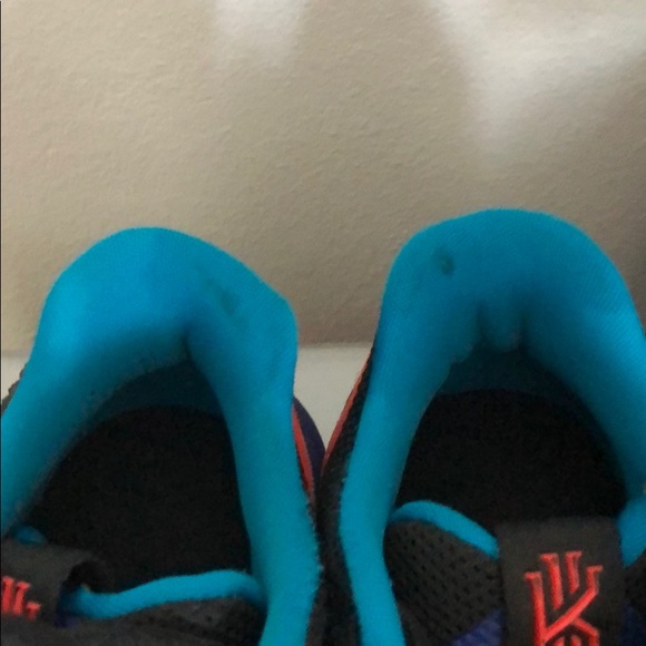 Nike Kyrie 5. Grade school size 7 - Picture 6 of 8